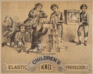 Niños arrodillados en el suelo jugando con juguetes de American School