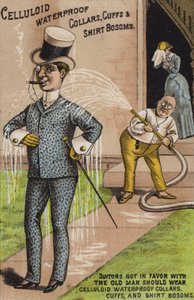 Caballero en traje siendo rociado con agua