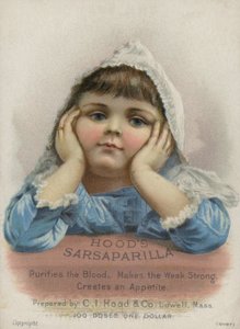 Niña apoyada en la mesa