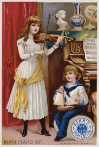Niña tocando el violín a un niño pequeño de American School