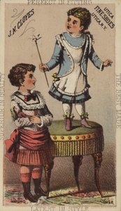 Niña de pie sobre un taburete de American School