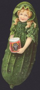 Niña, vestida como un pepino, sosteniendo una lata de sopa de tomate Heinz de American School