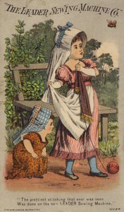 Niñas observando una abeja mientras juegan con una pelota de American School