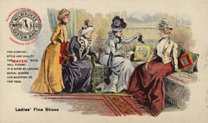 Damas sentadas en el sofá admirando botas de American School