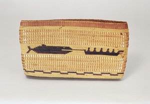 Cesta Nootka que representa una escena de caza de ballenas, de la Costa Noroeste