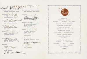 Menú impreso firmado por Winston Churchill y Franklin D. Roosevelt, Buque Insignia de EE.UU. Augusta, Puerto del Barco, Terranova, fechado el 9 de agosto de 1943. La primera reunión oficial de Churchill y Roosevelt que produjo la Carta del Atlántico, el pr
