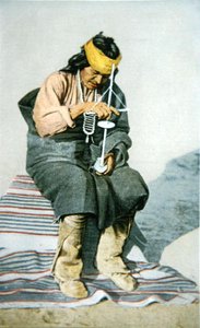Hombre Pueblo perforando turquesa, c.1905 de American School