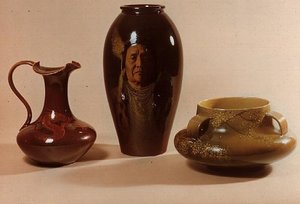 Jarrón con retrato del Jefe Joseph de la tribu Nez Perce, firmado por W.P.Macdonald; jarra con motivo de dragón marcada con las iniciales de Albert R.Valentien; cuenco con motivo de flor japonesa de American School