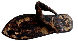 La sandalia de Tutankamón decorada con prisioneros atados y símbolos sema-tawy, siglo XIV a.C.