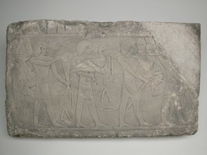 Fragmento de pared de una tumba con portadores de ofrendas