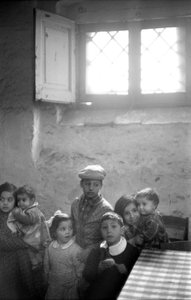 CROTONE, NIÑOS EN UNA CASA SÓTANO,