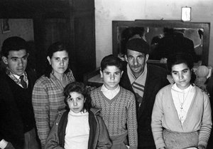 GRUPO FAMILIAR EN UN SÓTANO