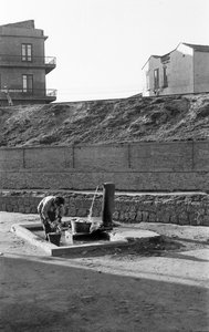 MUJER EN LA FUENTE, Crotone