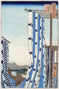 Estampas japonesas: El barrio de los tintoreros en Kanda (Tokio, Japón). Al fondo se puede ver el monte Fuji. Serie cien vistas famosas de Edo. (El distrito Dyers en Kanda. Cien vistas famosas de Edo). Obra de Utagawa Hiroshige (1797-1858), grabado