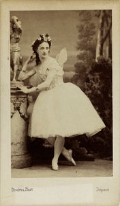 Retrato de la bailarina de ballet Marfa Muravyeva en el ballet Diavolina de Andre Adolphe Eugene Disderi