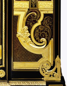 (detalle) de un pedestal en C de marquetería con una máscara de sátiro, de una pequeña armoire de Luis XIV