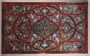 Parte superior incrustada en el estilo de André-Charles Boulle, detalle de mesa tallada y dorada, firmada por P van Loose y M Verbiest, Países Bajos