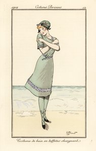 Mujer en la playa en traje de baño de tafetán bicolor de Andre Pecoud