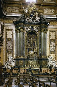 Estatua de San Ignacio de Loyola (el altar) en la Iglesia de Jesús en Roma