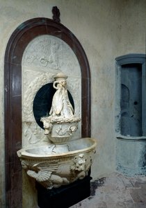 Pila de agua bendita con elementos heráldicos mediceos, c.1430 de Andrea del (attr. to) Verrocchio