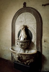 Pilas bautismales. Escultura de Andrea del Verrocchio