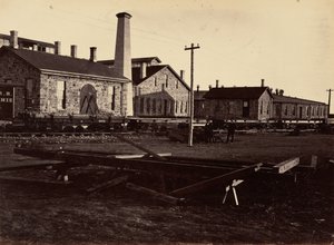 Lámina 17. Laramie Machine Shops, desde el suroeste,1869 (foto) de Andrew Joseph Russell