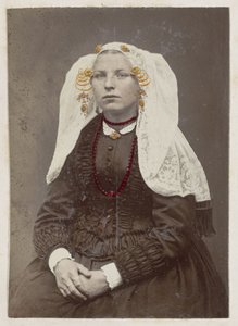 Retrato de una mujer con el traje tradicional de Beijerland ¡Holandska Skönheter! (título en el objeto)