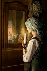 Reflexión de una mujer a la luz de las velas de Andrzej Lisowski