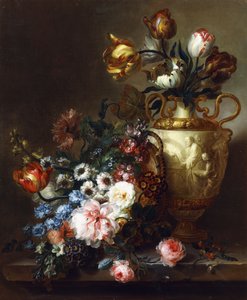Tulipanes en un jarrón y rosas en una cesta sobre un borde de piedra de Ange Louis Guillaume Lesourd Beauregard