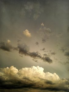 Espectacular paisaje de nubes doradas