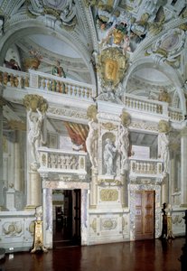 Vista interior de una sala de reuniones oficial decorada con frescos de Angelo Michele Colonna y Agostino Mitelli