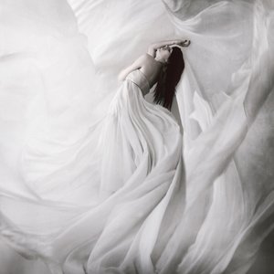 Gracia etérea, blanca y fluida de Anja Matko