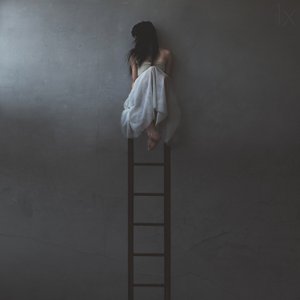Mujer sola en una escalera de Anja Matko