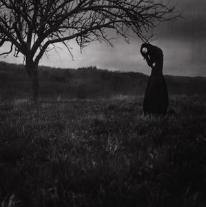 Figura melancólica, paisaje oscuro de Anja Matko