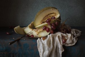 Naturaleza muerta con frutas oscuras
