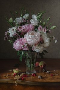Peonías y frutas de verano de Anna Petina