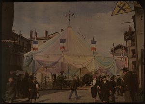 Carpa de fiesta en una plaza en una ciudad francesa desconocida de Anonymous
