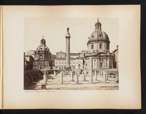 Vista del Foro de Trajano en Roma, con la Columna de Trajano y las iglesias Santissimo Nome di Maria y Santa Maria di Loreto, Italia Foro Trajano. Roma (título sobre objeto)