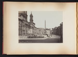 Vista de la Piazza Navona con fuente en Roma, Italia Piazza Navona (título sobre el objeto)