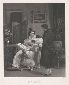 Interior con una familia mirando un álbum de fotos
L