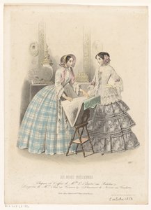 Interior con dos mujeres junto a un puesto de impresión