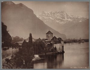 Castillo de Chillon en el lago de Ginebra, los Dents du Midi en la distancia. Chillon et la Dent du Midi (título sobre objeto) de Anonymous