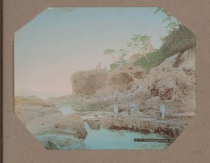Hombres y mujeres en la orilla de Chigogafuchi en Enoshima, Japón de Anonymous