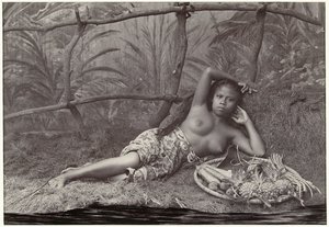 Retrato de una mujer semidesnuda indonesia desconocida, acostada con una canasta de frutas en una decoración Preanger mujer (título sobre objeto) de Anonymous
