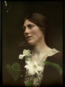 retrato, de, un, mujer, vestido, en, un, vestido rojo, con, dos, blanco, flores, delante de, ella, pecho de Anonymous