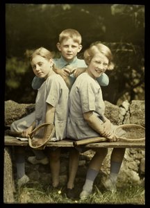 retrato, de, dos niñas, con, raquetas de tenis, y, un, niño, con, pelota de tenis