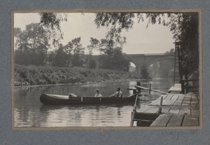 Dos personas en una canoa