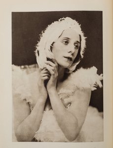 Anna Pavlova (Pavlovna) (1881-1931) en el ballet El Cisne Moribundo de Camille Saint-Saens, Anónimo. Cromolitografía, Colección Privada de Anonymous Anonymous