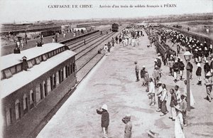 Llegada de un tren de soldados franceses a Pekín durante la Campaña China. Fotografía alrededor de 1900-1901. Colección privada