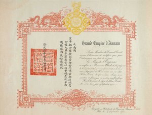 Certificado de Honor de Sapeque a Kim Tien, soldado de 1ª Clase del Imperio de Annam, región de Vietnam (Indochina francesa). Tinta sobre papel fechado dd 1921, dimensiones totales 51Cm X 40Cm.